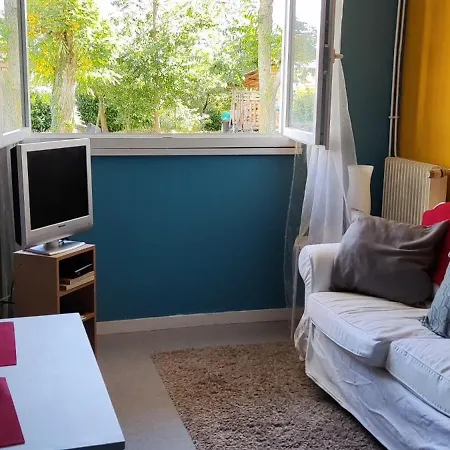 Rez-de-jardin Classe 2 Etoiles Avec Parking, Calme Assure