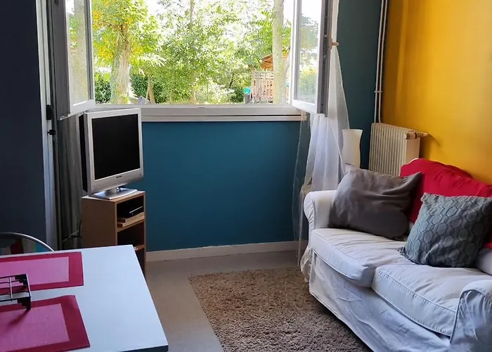 Rez-de-jardin Classe 2 Etoiles Avec Parking, Calme Assure