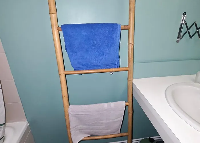 Rez-de-jardin Classe 2 Etoiles Avec Parking, Calme Assure